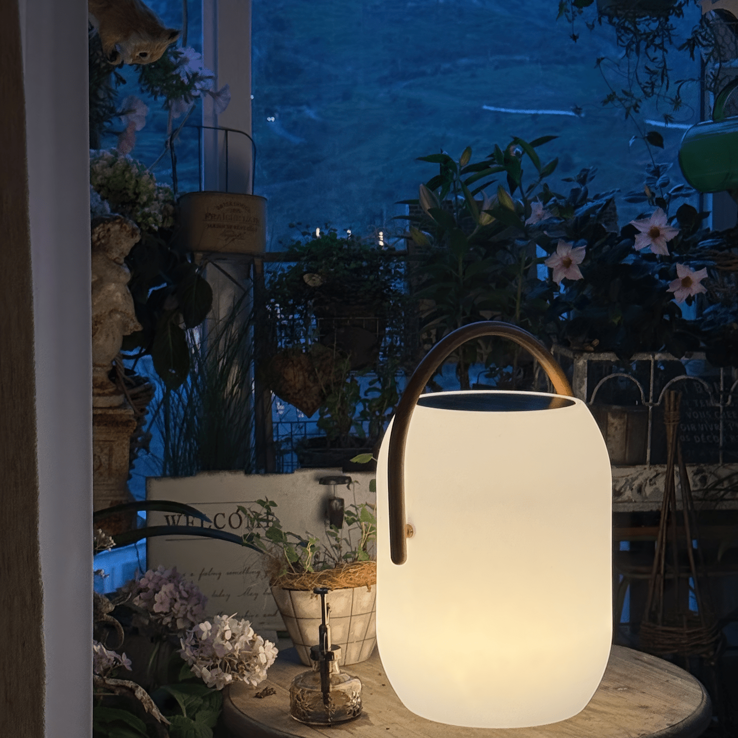 Lanterne solaire de jardin Noria – corps dépoli et poignée bois, portable